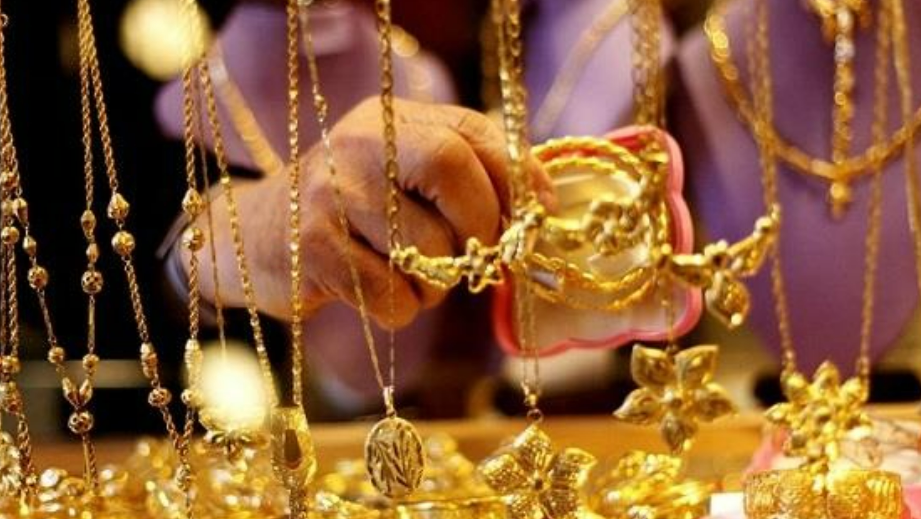 الذهب يصل إلى أعلى مستوى له على الإطلاق مسجلاً 3038.90 دولاراً للأوقية